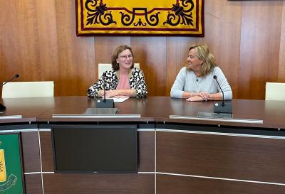 La delegada del Consell en Alicante y la alcaldesa de Calp abordan las necesidades del municipio en materia educativa y social